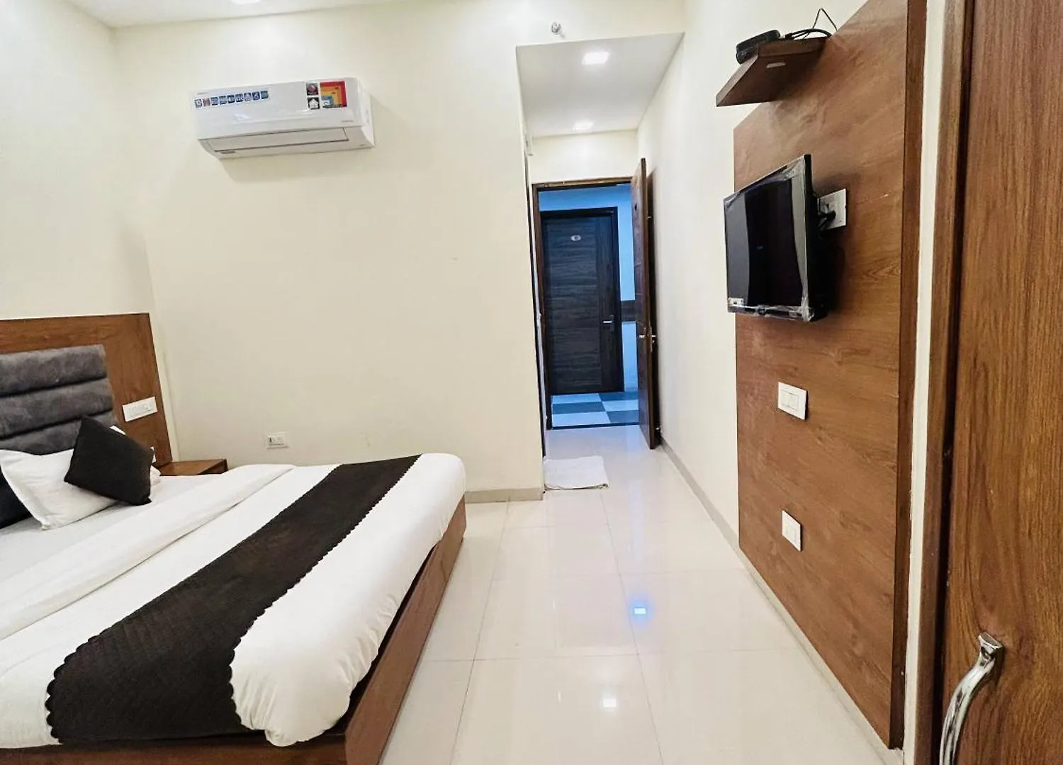 Hotel Woodlark Zirakpur Chandigarh !! Top Rated & Most Awarded Properties In Tricity !!