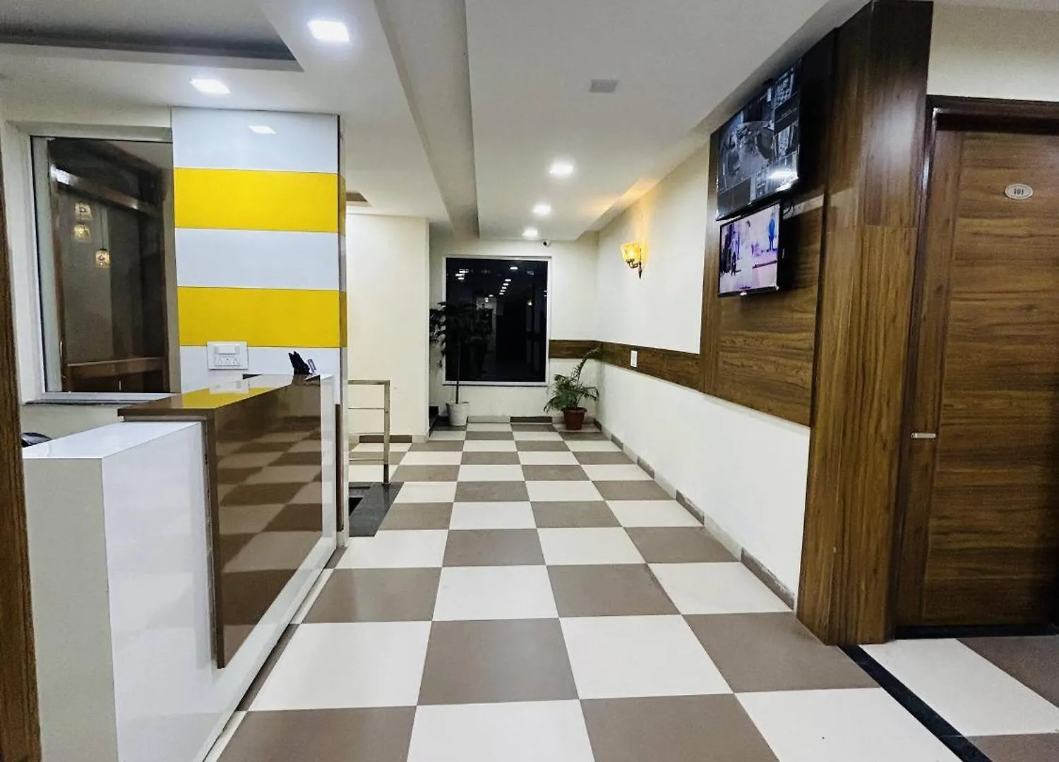 Hotel Woodlark Zirakpur Chandigarh !! Top Rated & Most Awarded Properties In Tricity !!