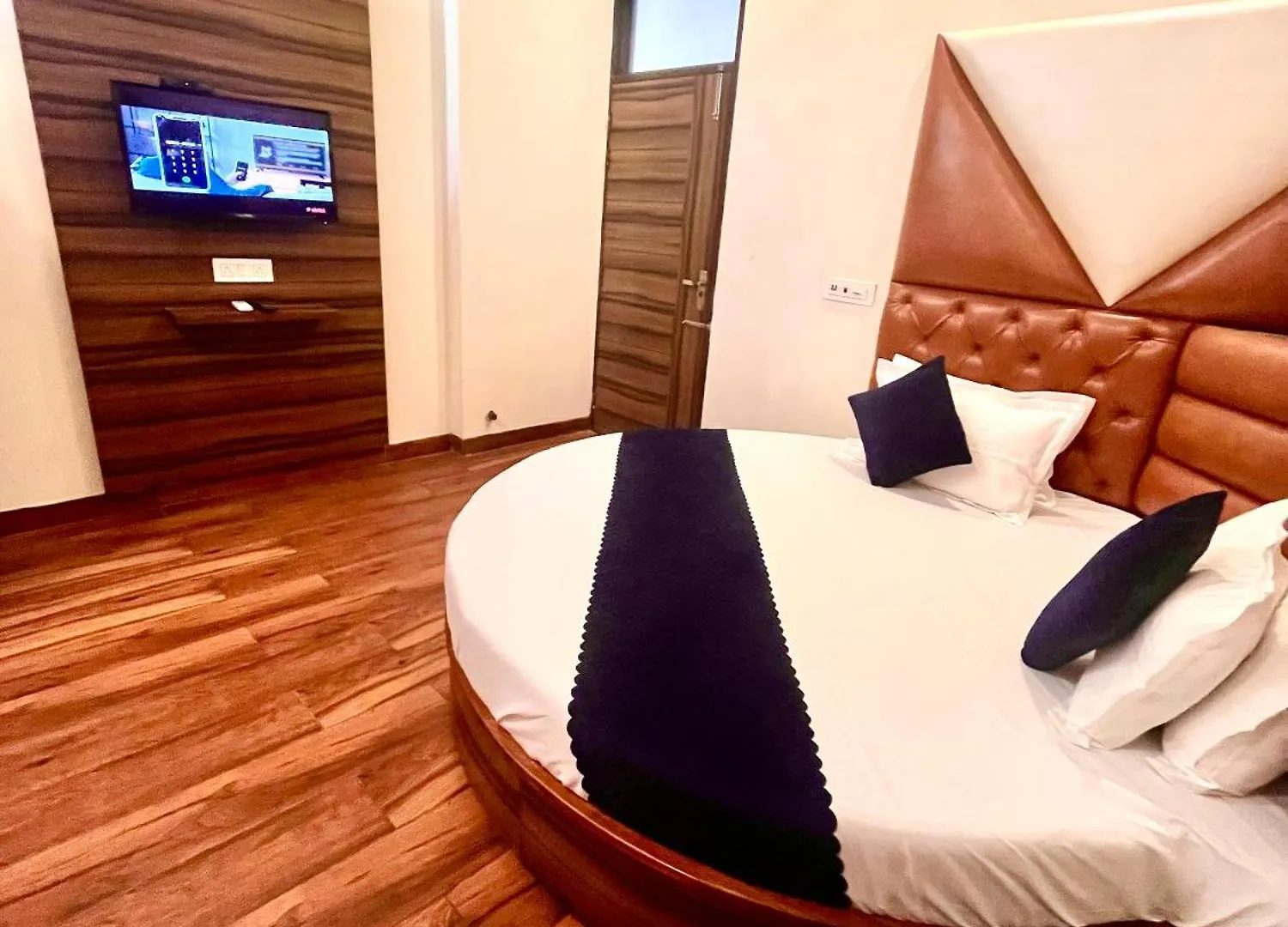 Hotel Woodlark Zirakpur Chandigarh !! Top Rated & Most Awarded Properties In Tricity !! Indie