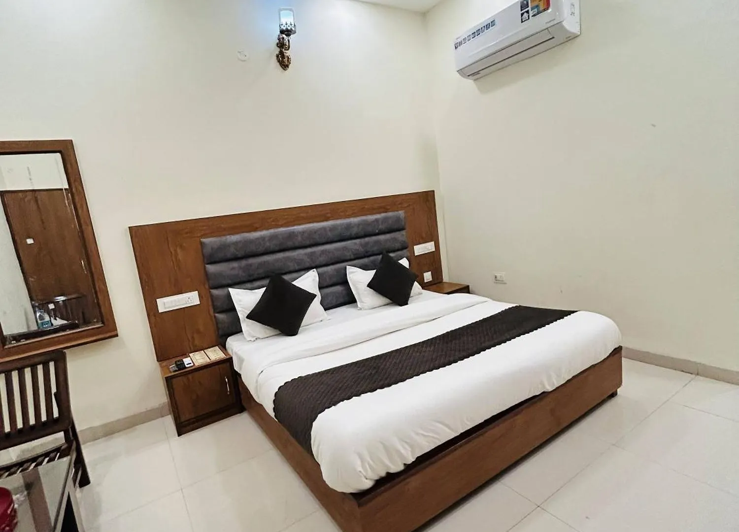 Hotel Woodlark Zirakpur Chandigarh !! Top Rated & Most Awarded Properties In Tricity !!