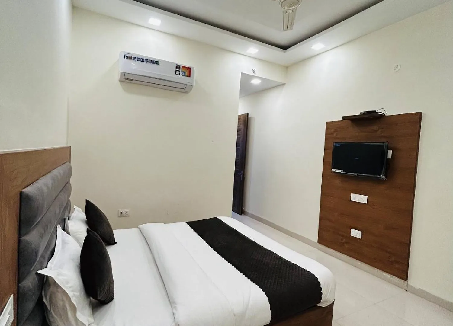 Hotel Woodlark Zirakpur Chandigarh !! Top Rated & Most Awarded Properties In Tricity !! 4*,