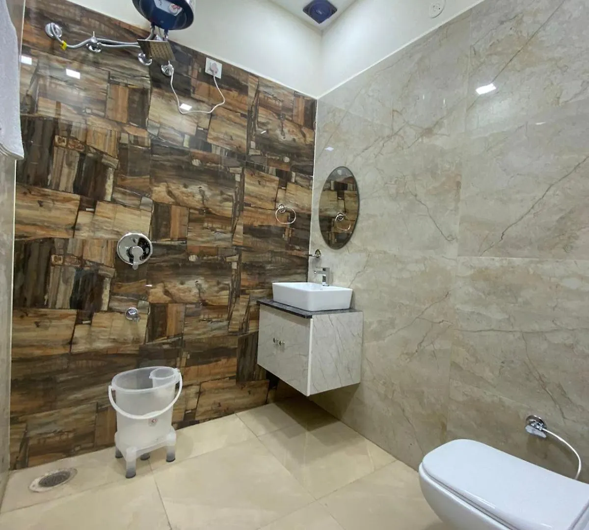 Hotel Woodlark Zirakpur Chandigarh !! Top Rated & Most Awarded Properties In Tricity !!