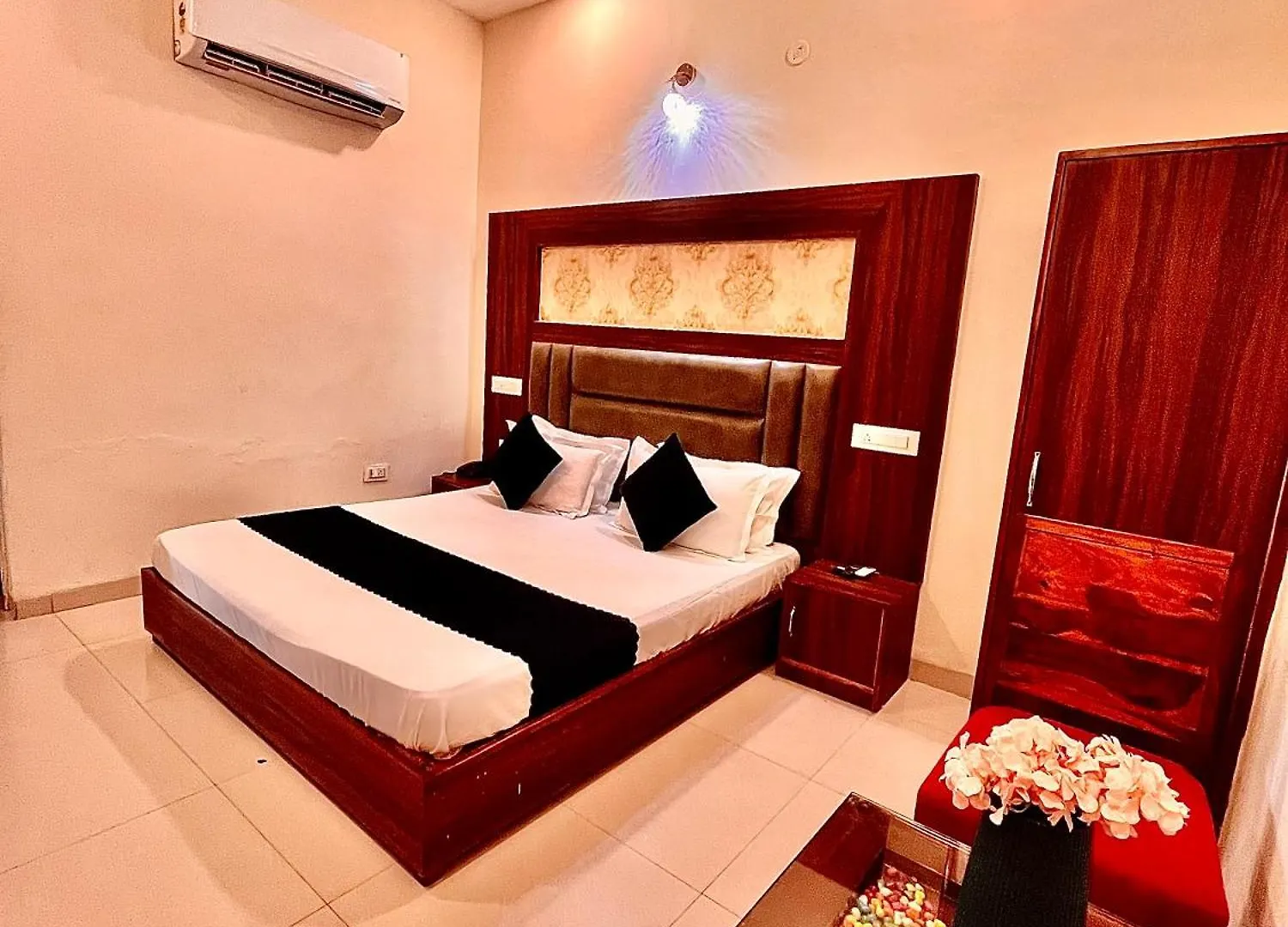 Hotel Woodlark Zirakpur Chandigarh !! Top Rated & Most Awarded Properties In Tricity !!